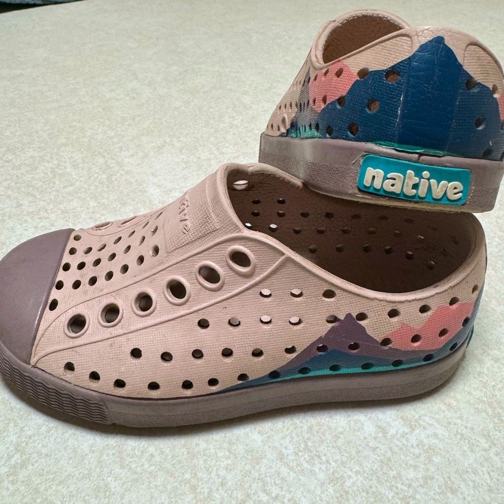 Native toddler girl size 6 shoes